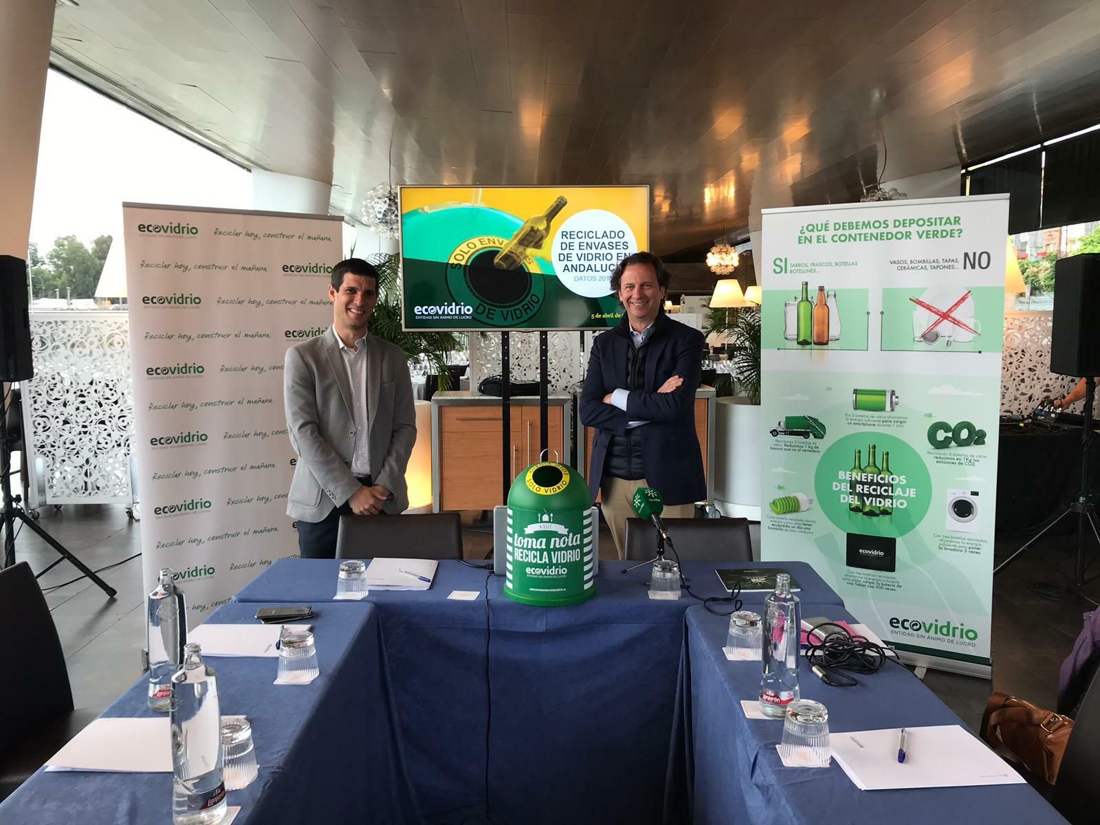 El director de Gerencias y Cuentas Clave de Ecovidrio, Félix Reneses, y el gerente de zona de Ecovidrio, Jesús Gutierrez.