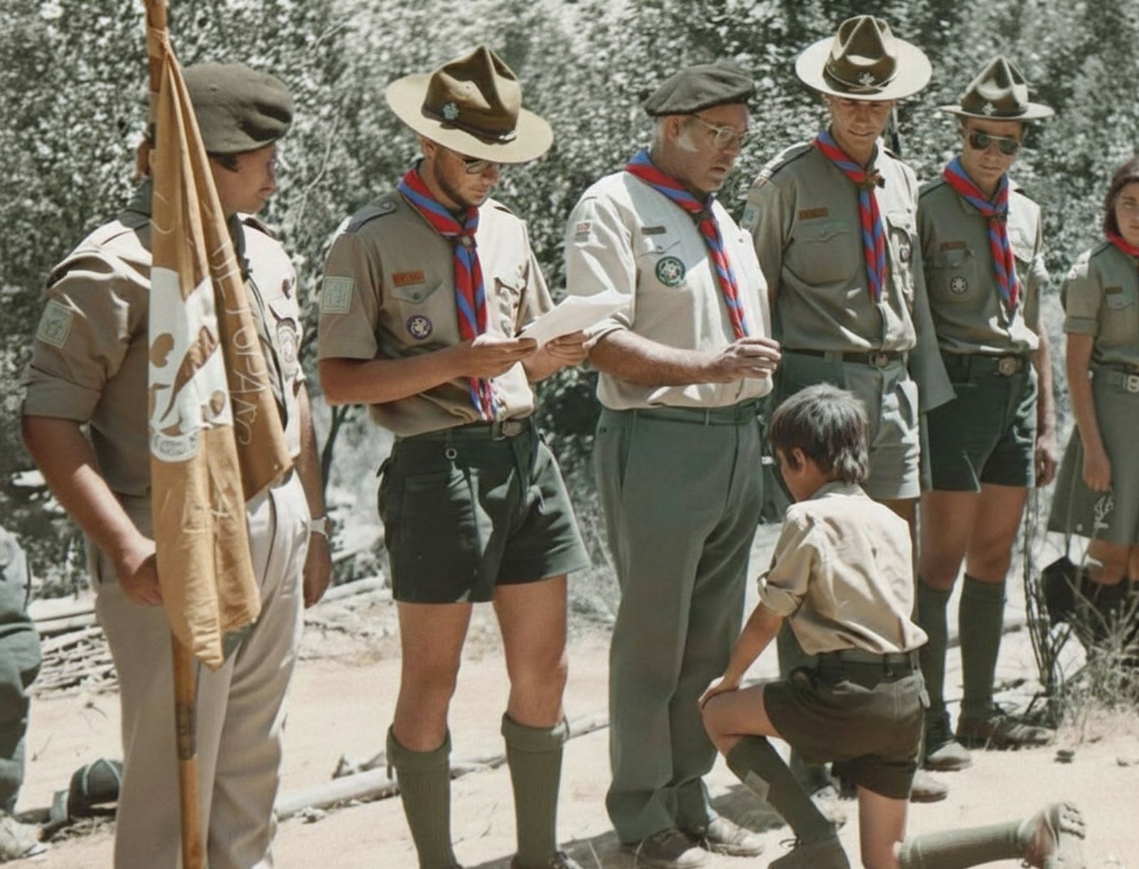 Promesa Scouts ante el Padre Vivas, en el centro