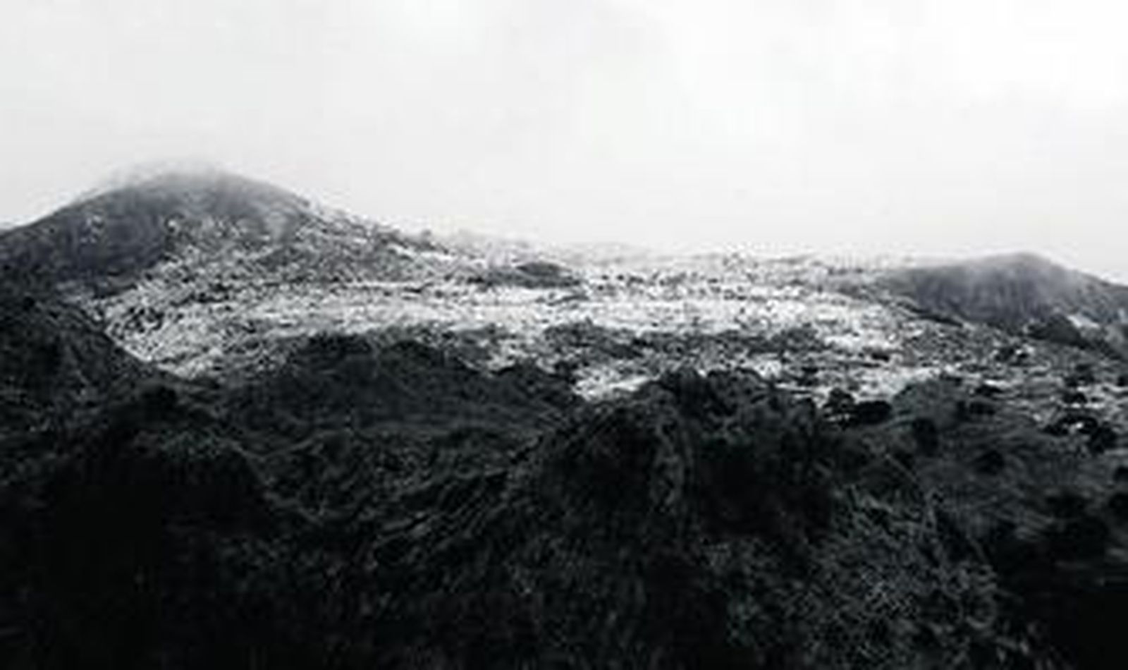 Un manto blanco cubría ayer los picos más altos de la Sierra de Grazalema.