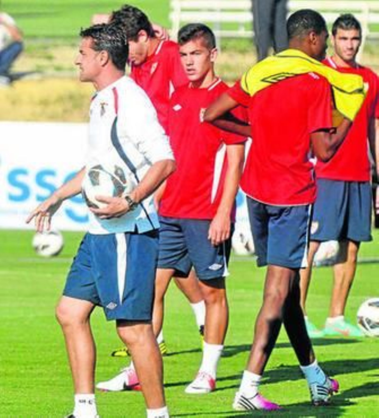 Kondogbia, de espaldas, minutos antes de retirarse del entrenamiento de ayer lesionado.