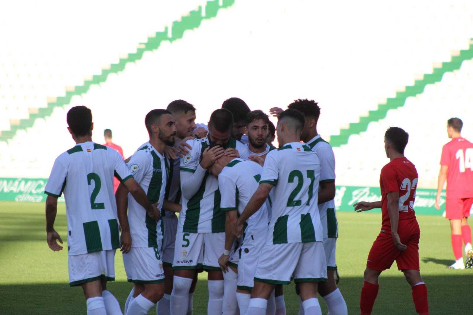 Luismi Redondo celebra junto a sus compañero su tanto al Sevilla C.