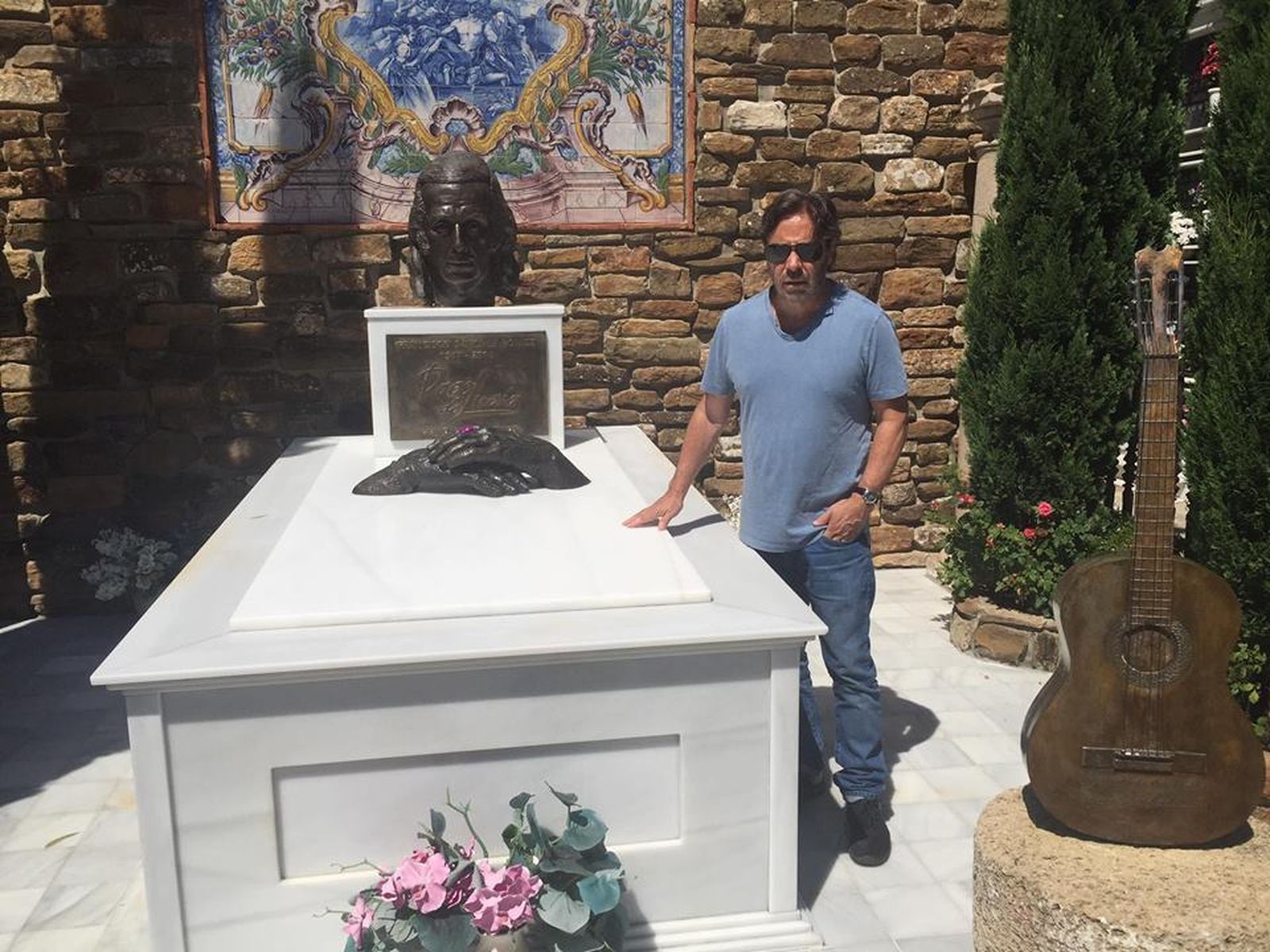 Al Di Meola, junto a la tumba de Paco Lucía, ayer en el cementerio antiguo de Algeciras.