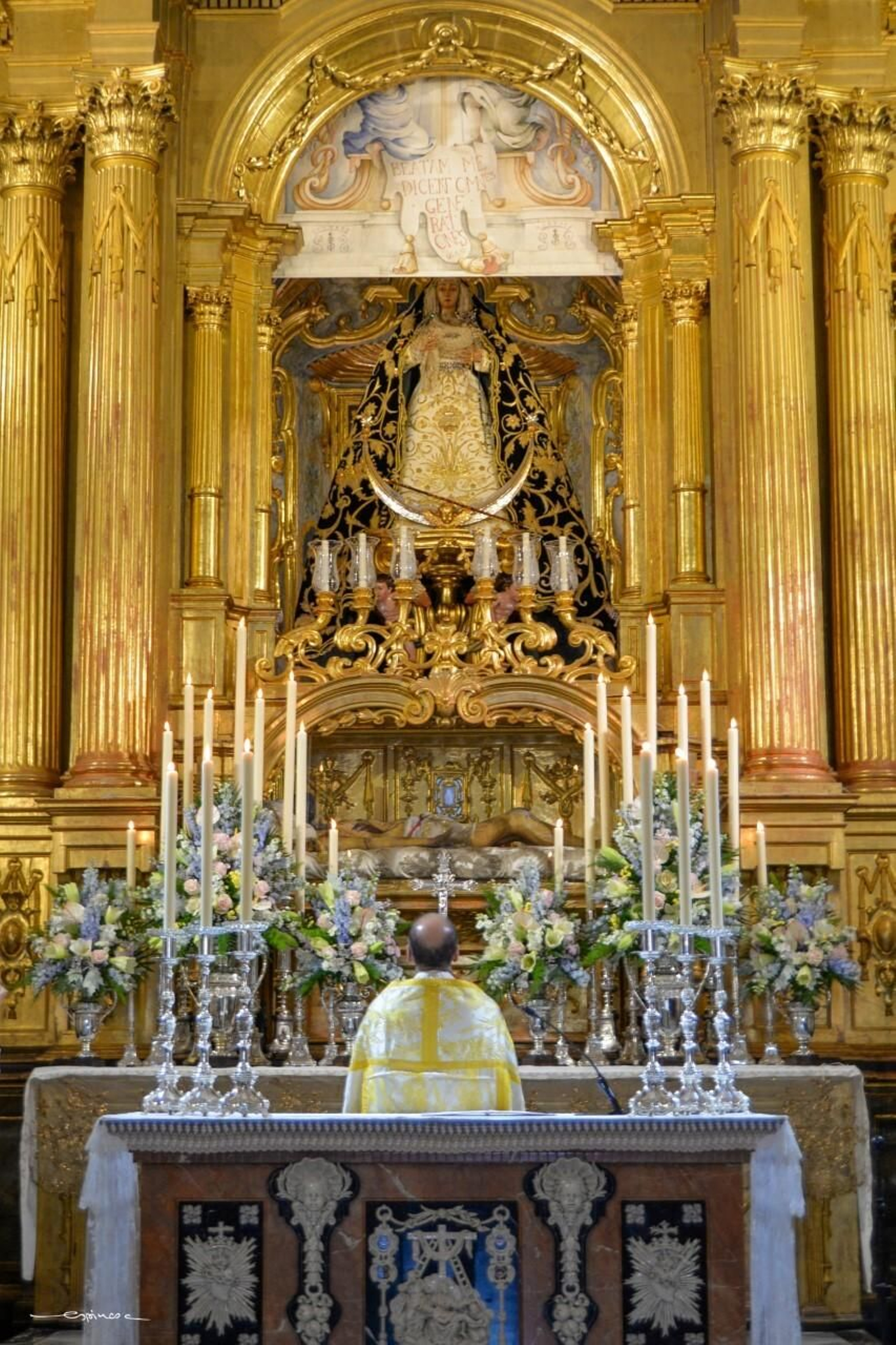 Momento de la entronización en el que la Virgen de la Soledad es descubierta, ya en su camarín.