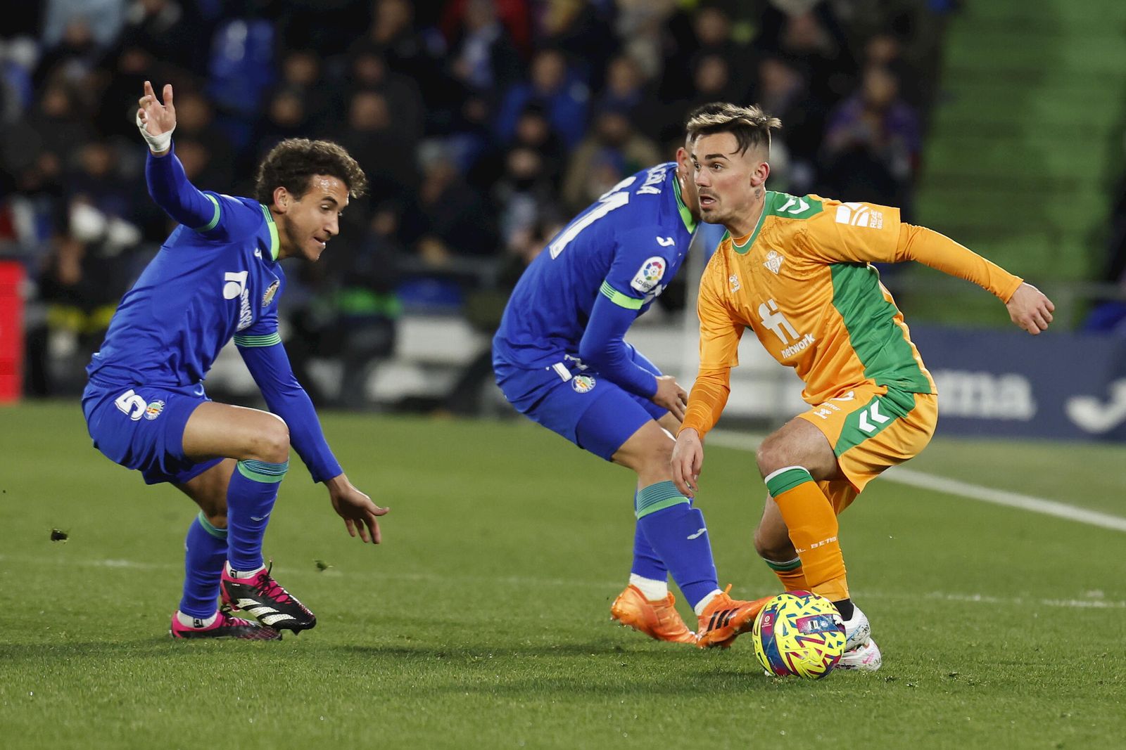 Rodri controla la pelota ante Milla en un lance del partido de la primera vuelta.