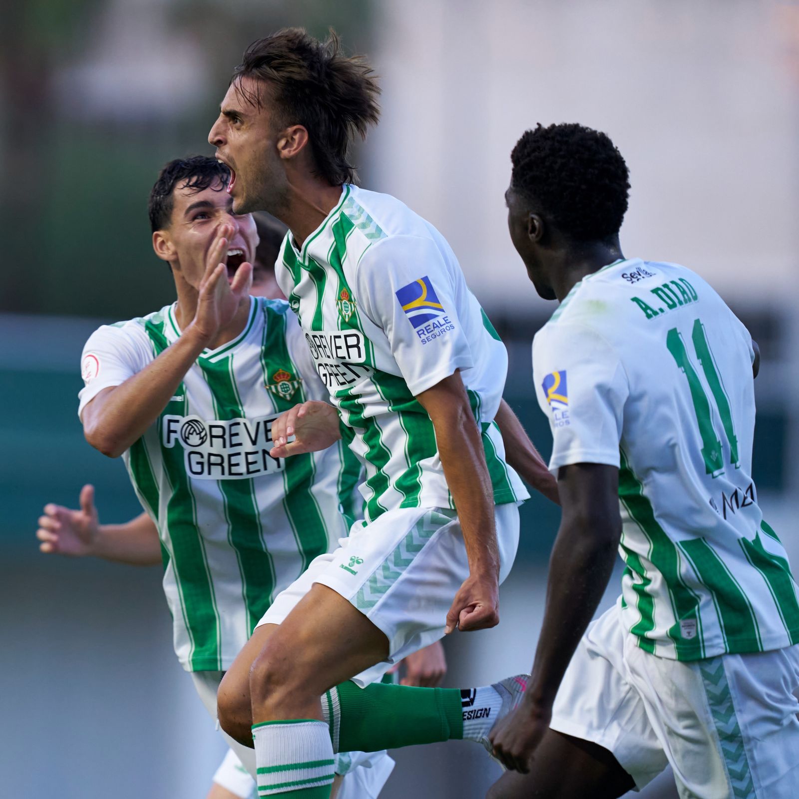 Manu Morillo celebra su gol con rabia.