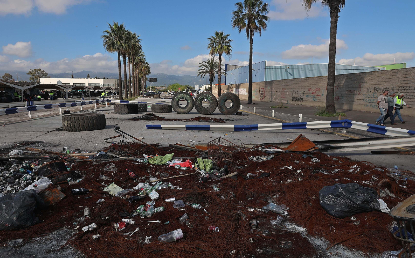 La asamblea informativa de los huelguistas de Acerinox, en imágenes