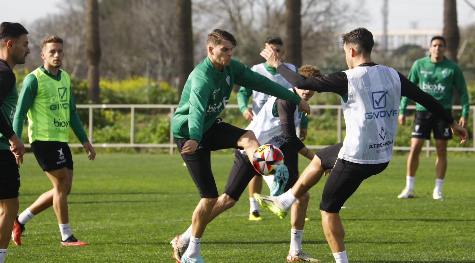 Álex Sala e Iván Rodríguez pugnan por el balón durante un entrenamiento.