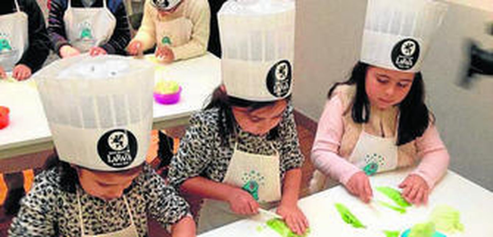 Esta semana prepararán cóctel de marisco mientras aprenden inglés.