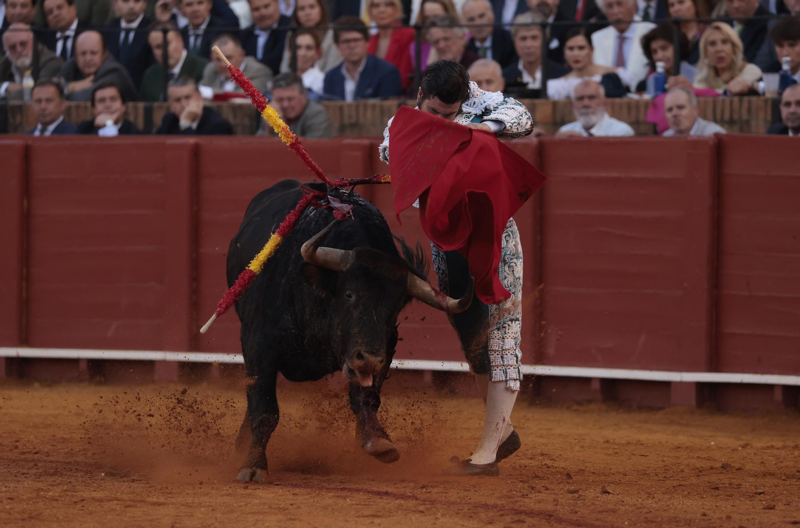 Las imágenes de los toros en Sevilla con Morante de la Puebla, José María Manzanares y Talavante