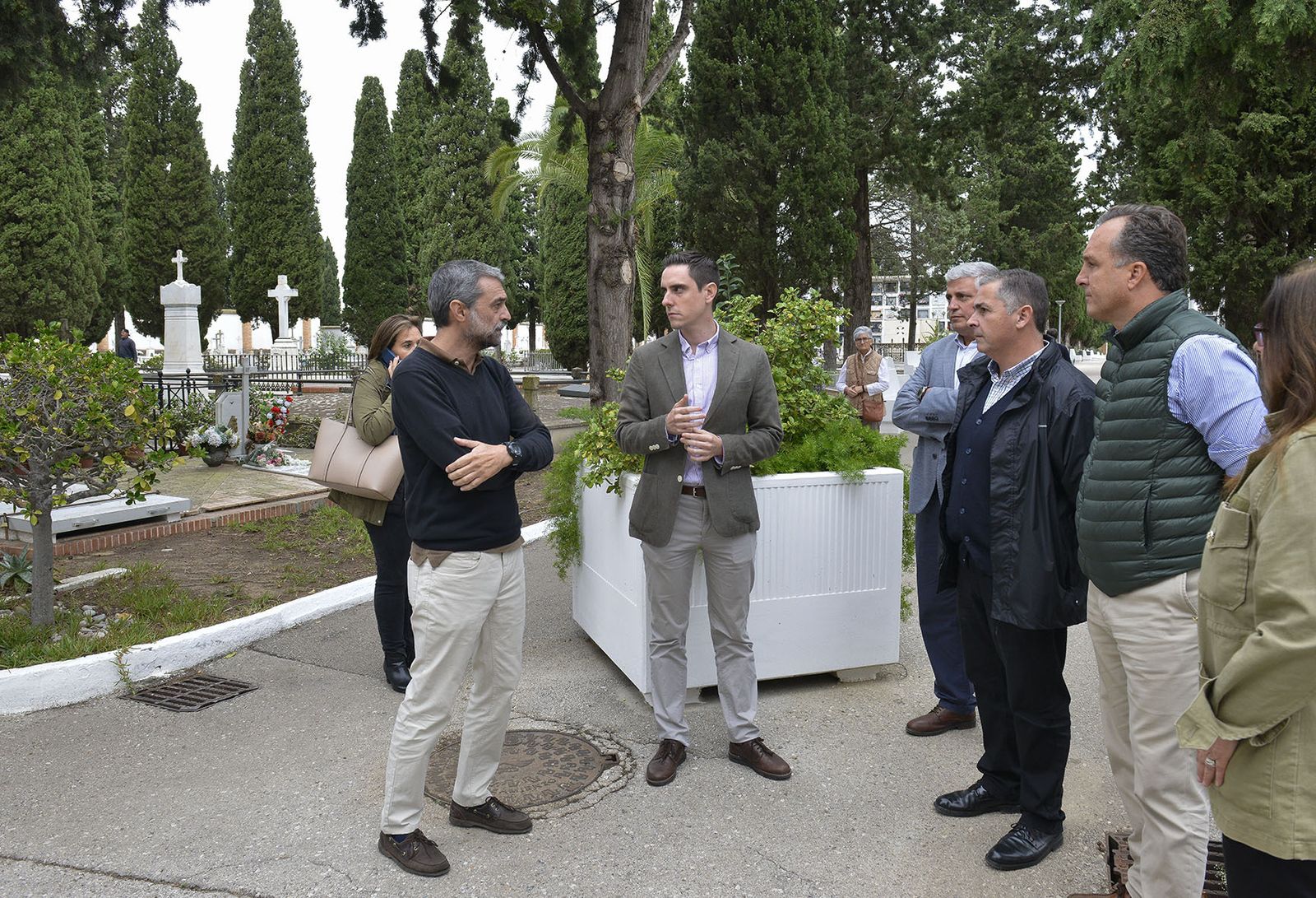 Jaime Espinar supervisa las actuaciones en el cementerio de Jerez por el dispositivo especial para el Día de Todos los Santos y Fieles Difuntos.