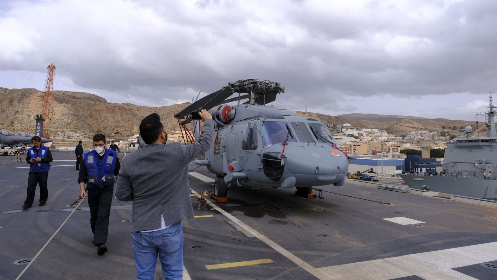 Fotogalería de la visita al portaaviones Juan Carlos I. Puerto de Almería.