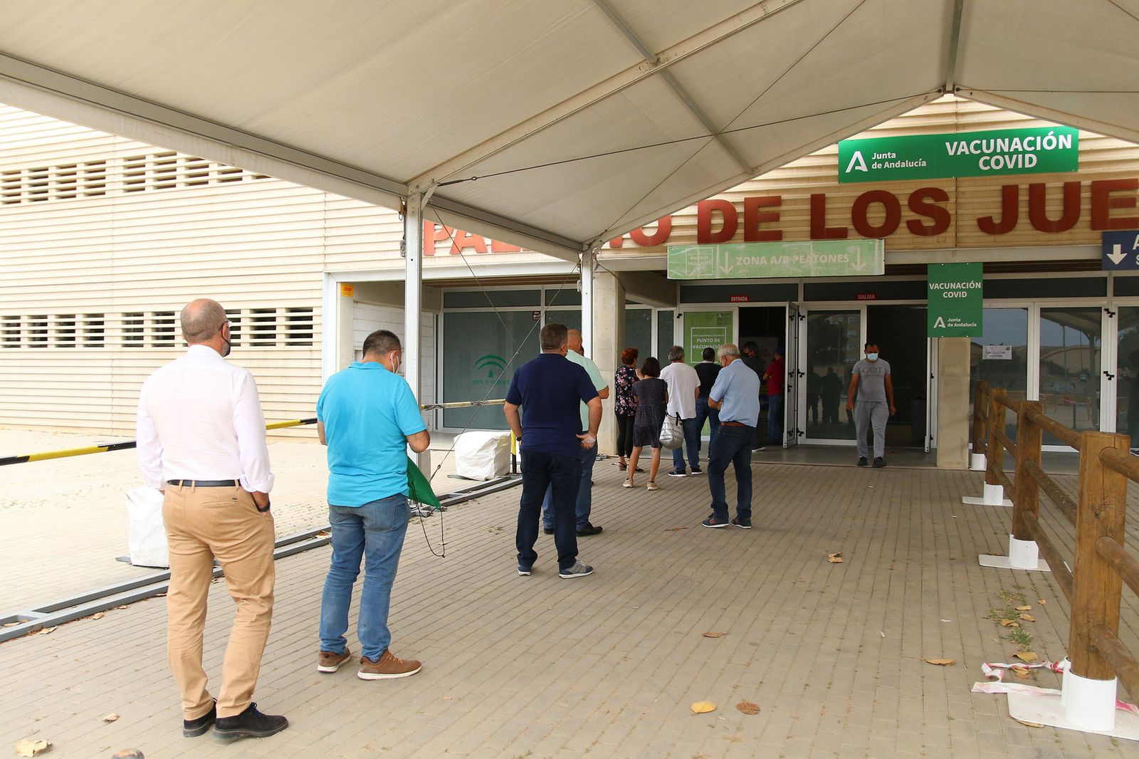 Colas para vacunarse en el Palacio de los Juegos del Mediterráneo.