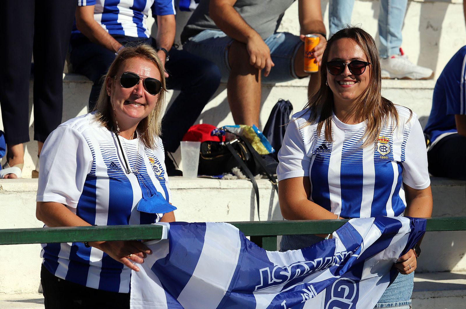 Imágenes de la afición más fiel del Recre en su visita al campo del Antoniano