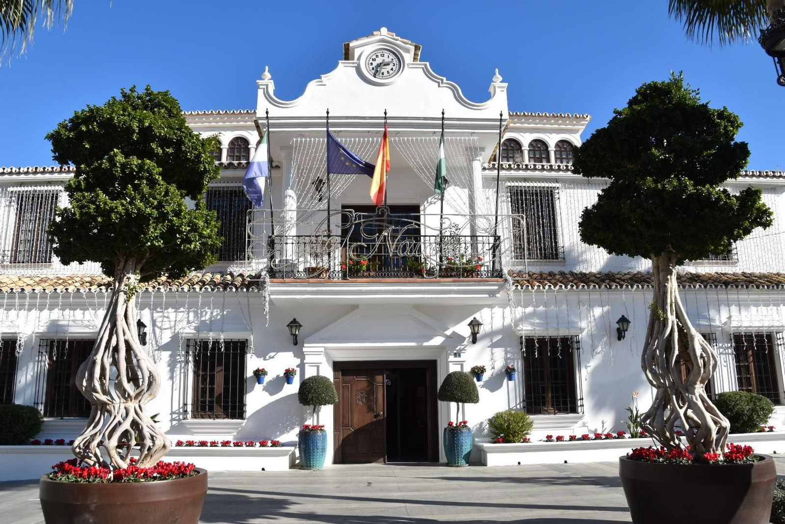 La fachada principal del Ayuntamiento de Mijas.