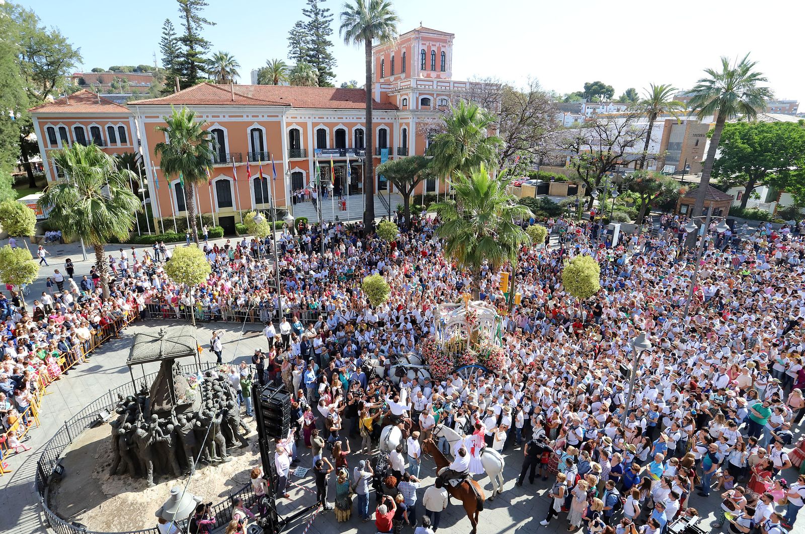 Carreta del Simpecado de la Hermandad de Huelva en el monumento a la Virgen del Rocío.
