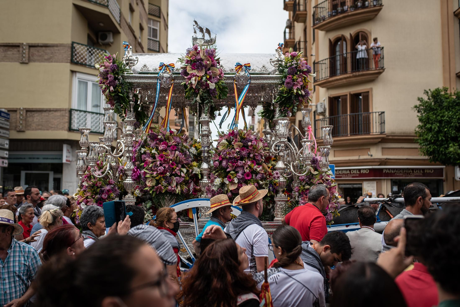 Imágenes de la salida de Emigrantes a su paso por la Alameda Sundheim