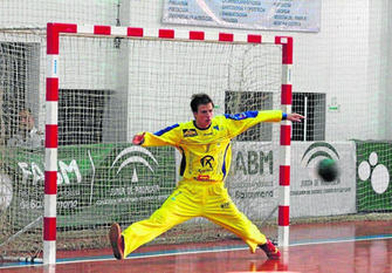 Carlos Barbero, en una acción bajo palos.