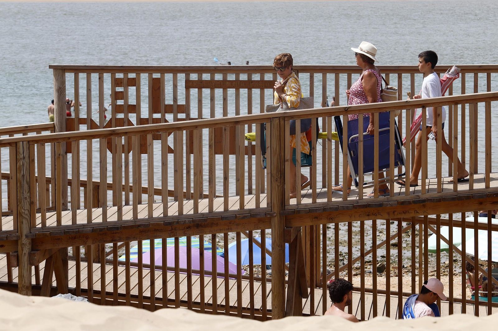 Un día en las playas de Huelva, en imágenes