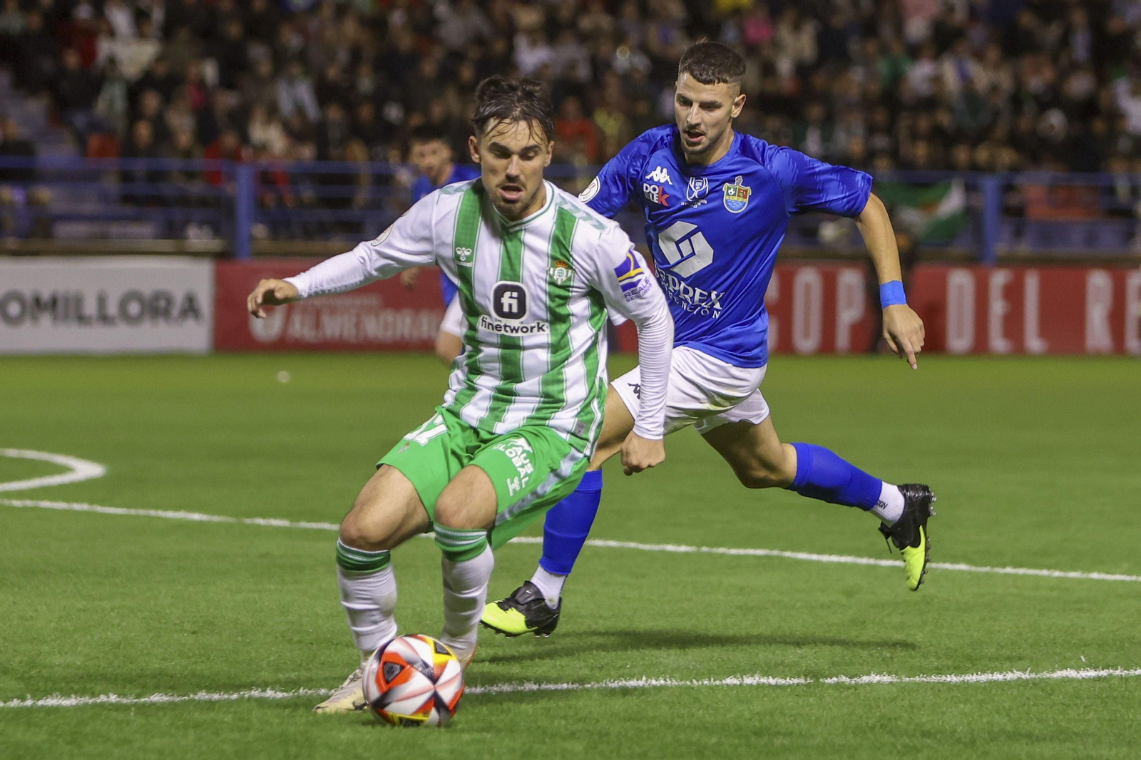Rodri controla el balón ante un rival.