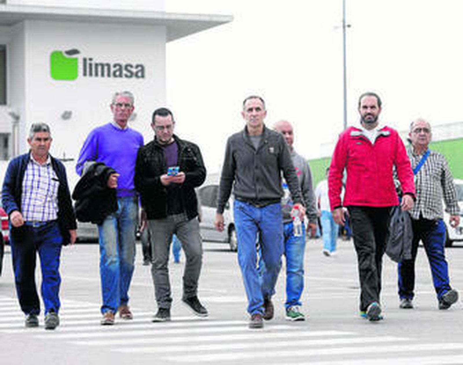 Miembros del comité de Limasa el domingo tras la asamblea de trabajadores del domingo.