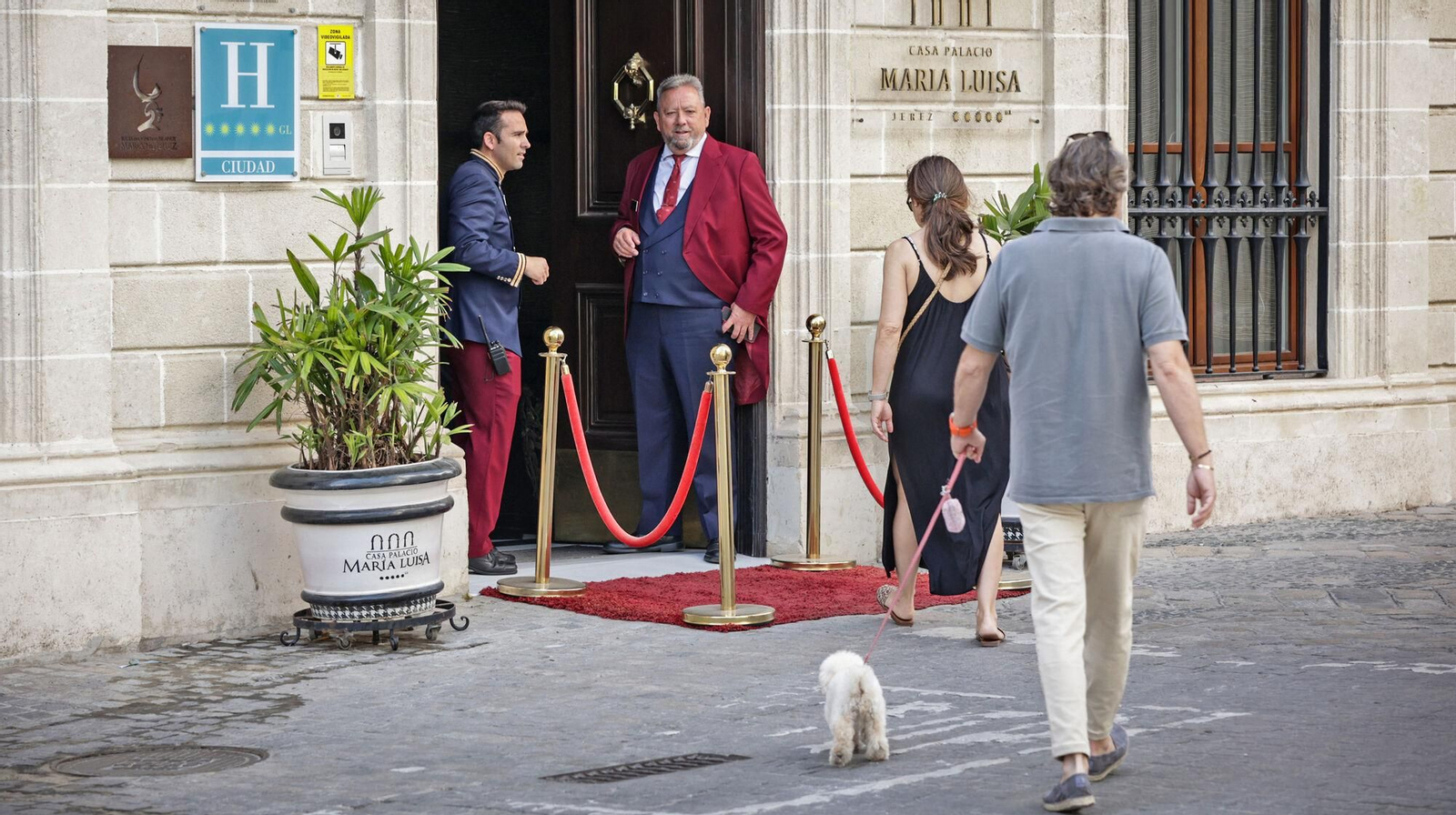 Recepcionistas esperan a turistas en la Casa Palacio María Luisa de Jerez.