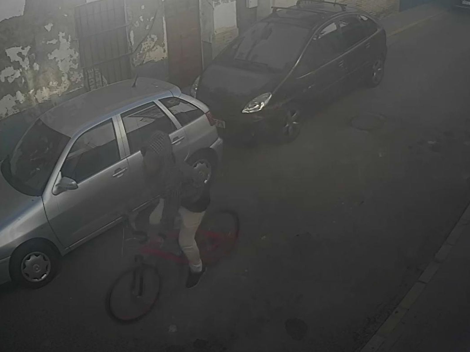 El tironero, huyendo en bicicleta captado por una cámara de seguridad.