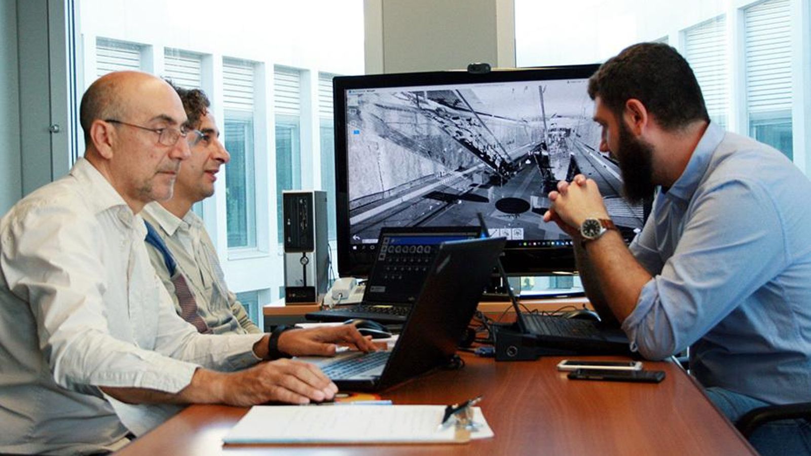 Técnicos realizando una simulación BIM 3D de la estación Alcázar Genil