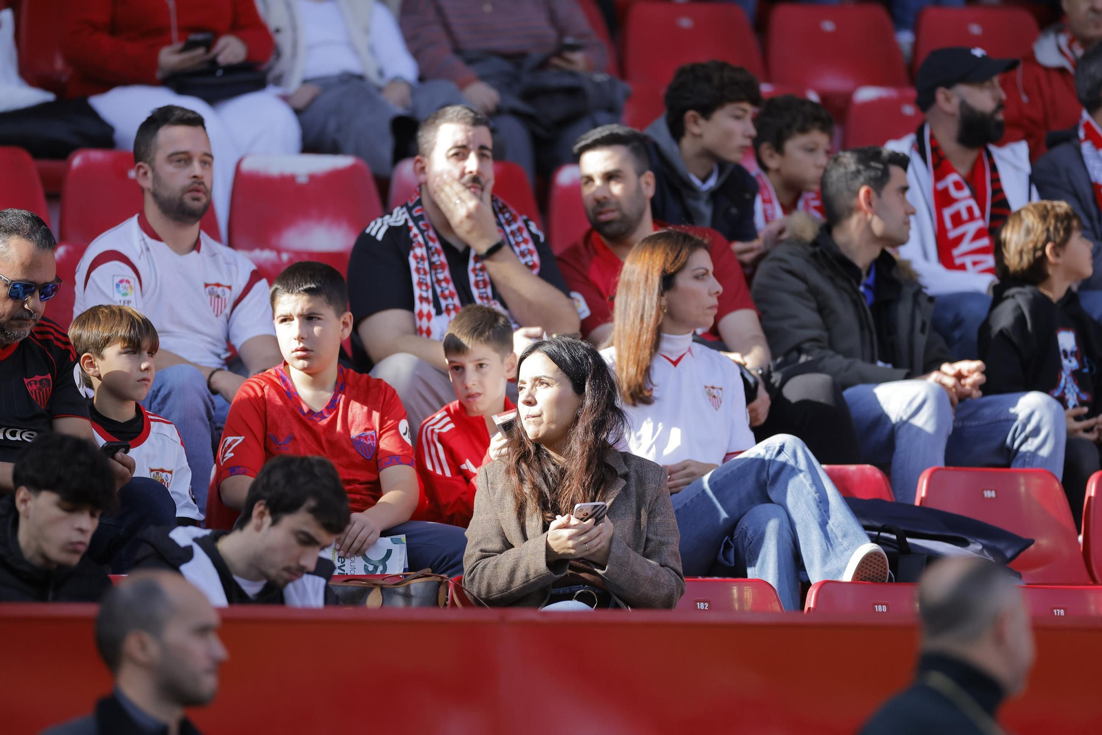 Búscate en las fotos del Sevilla - Oviedo