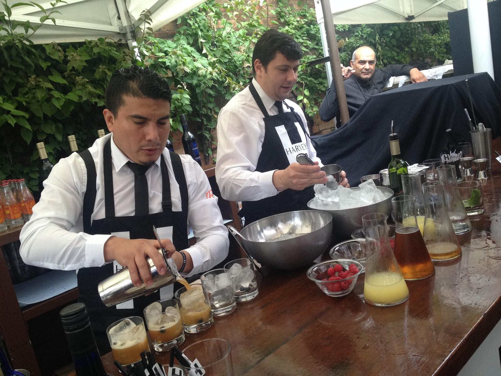 Bartenders en el evento de preferia organizado por Harveys (Bodegas Fundador) en el sevillano muelle de Nueva York.