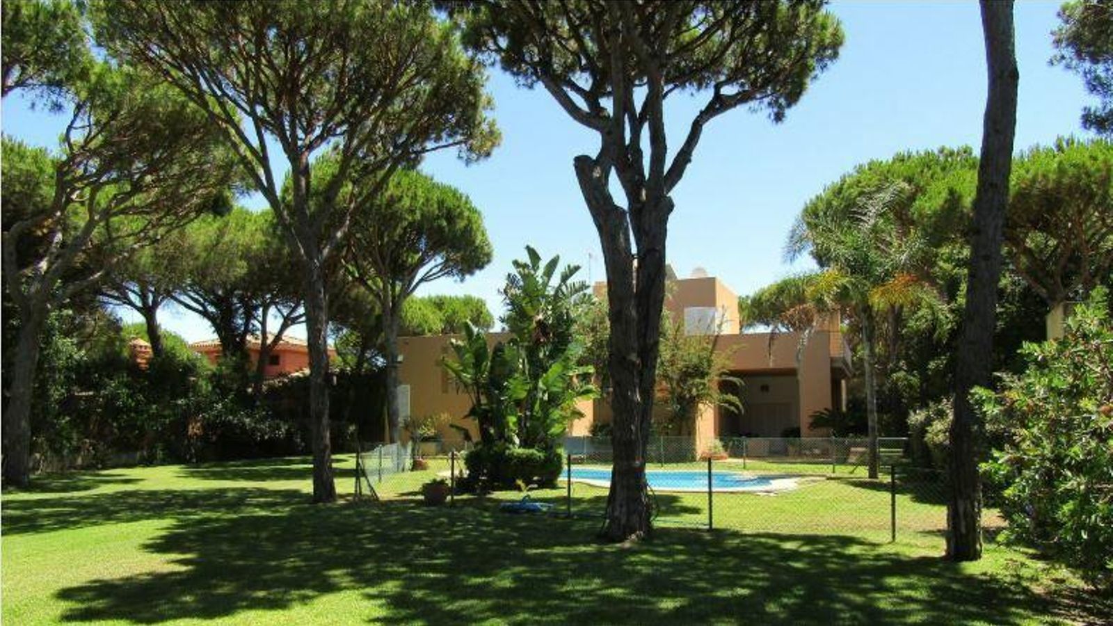 Imagen del jardín de un chalet en Roche que tiene un precio de 1.050.000 euros.