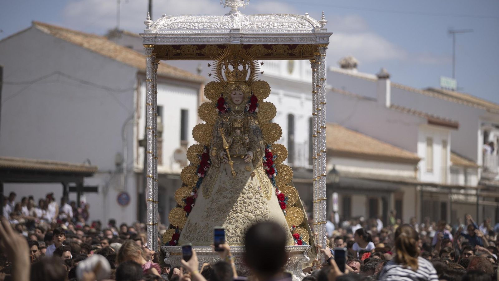 La Virgen del Rocío en el recorrido de su procesión.