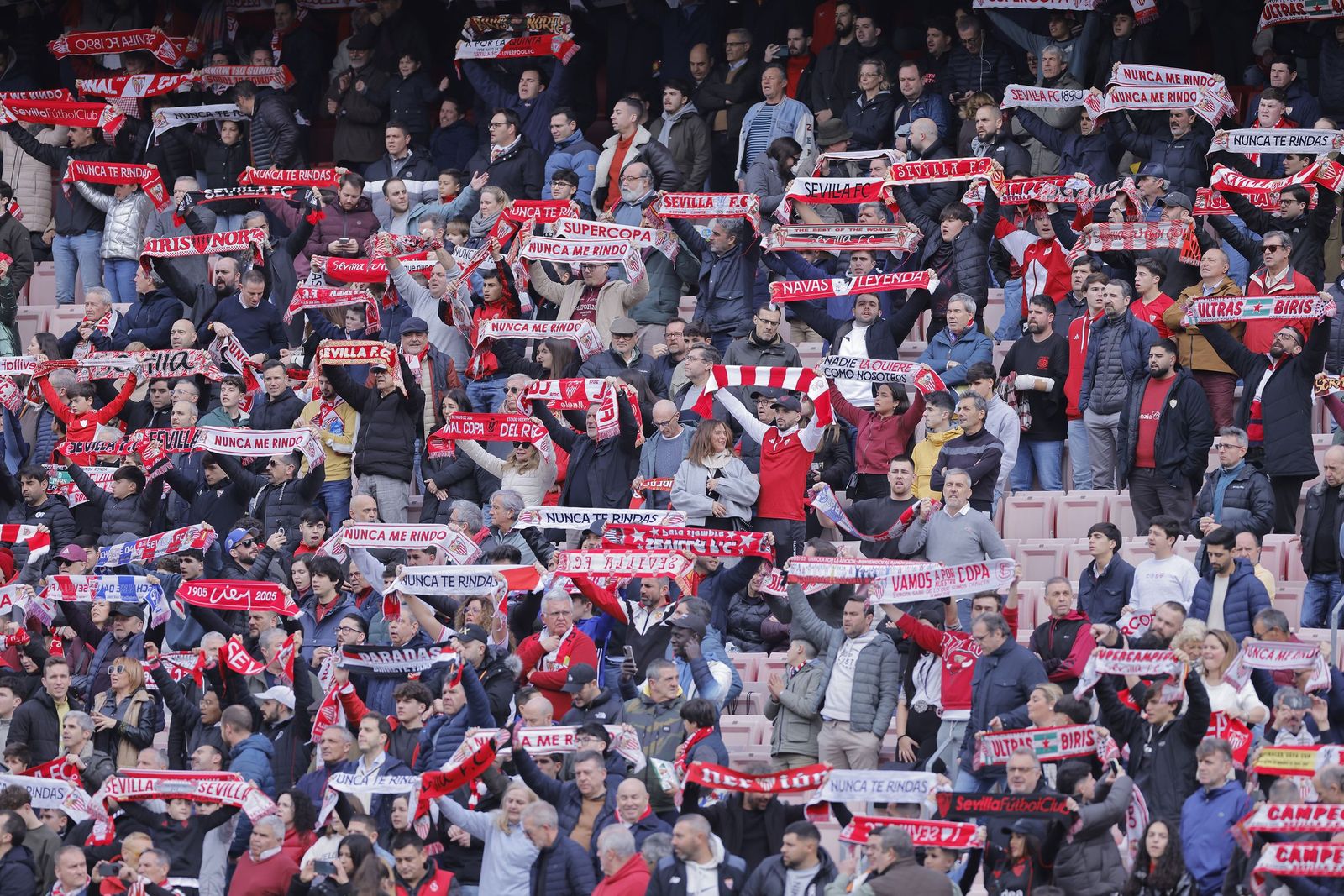 Búscate en las fotos del Sevilla - Girona