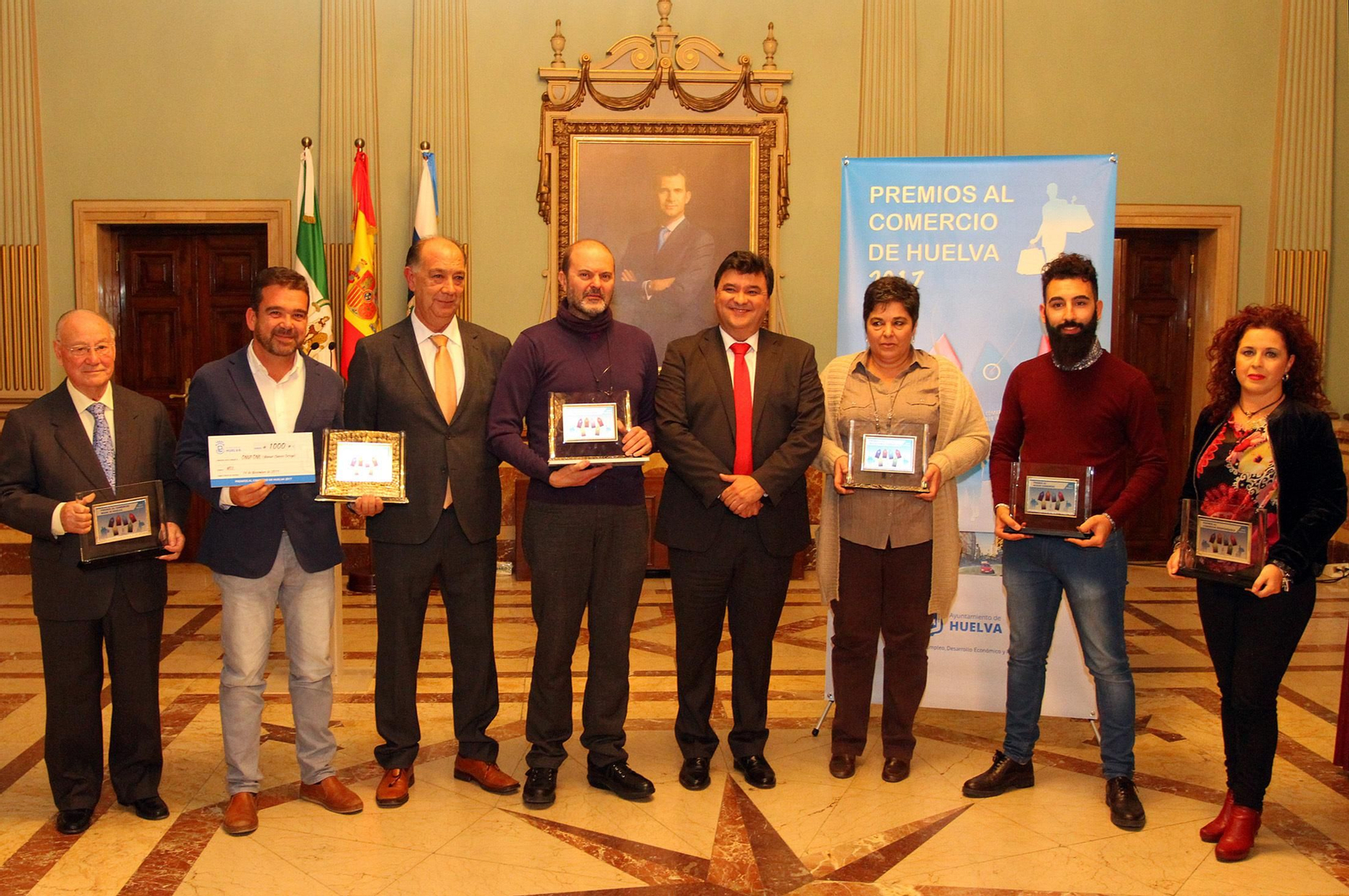 Foto de familia de los galardonados en los I Premios al Comercio de Huelva junto con Antonio Gemio y Gabriel Cruz.