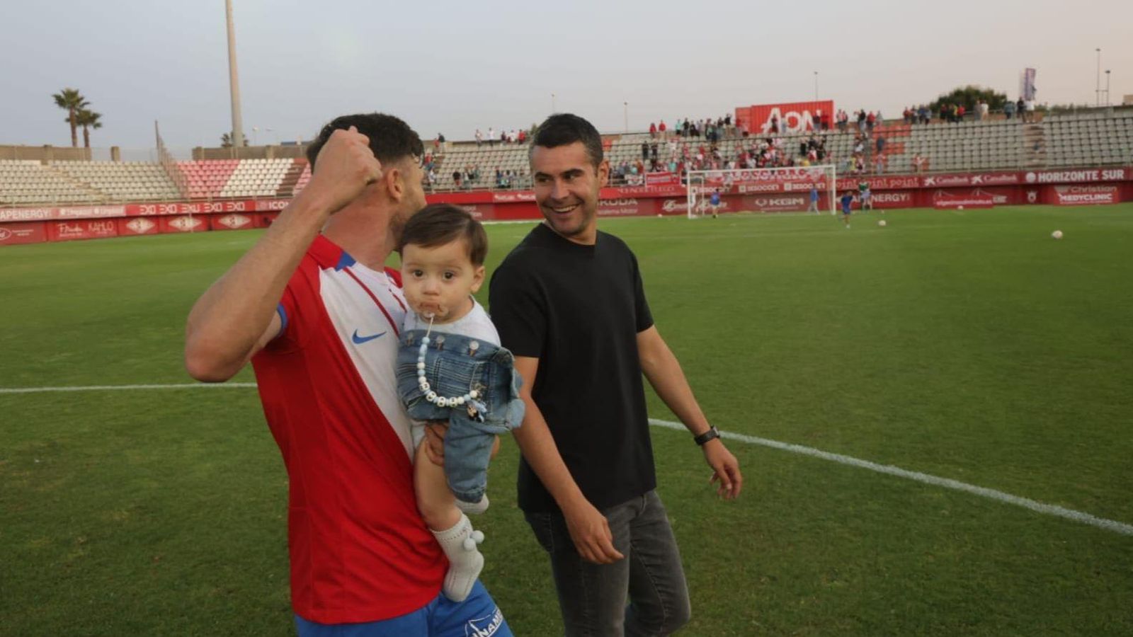 Fran Justo, sonriente, con Iván Turrillo y el hijo del capitán.
