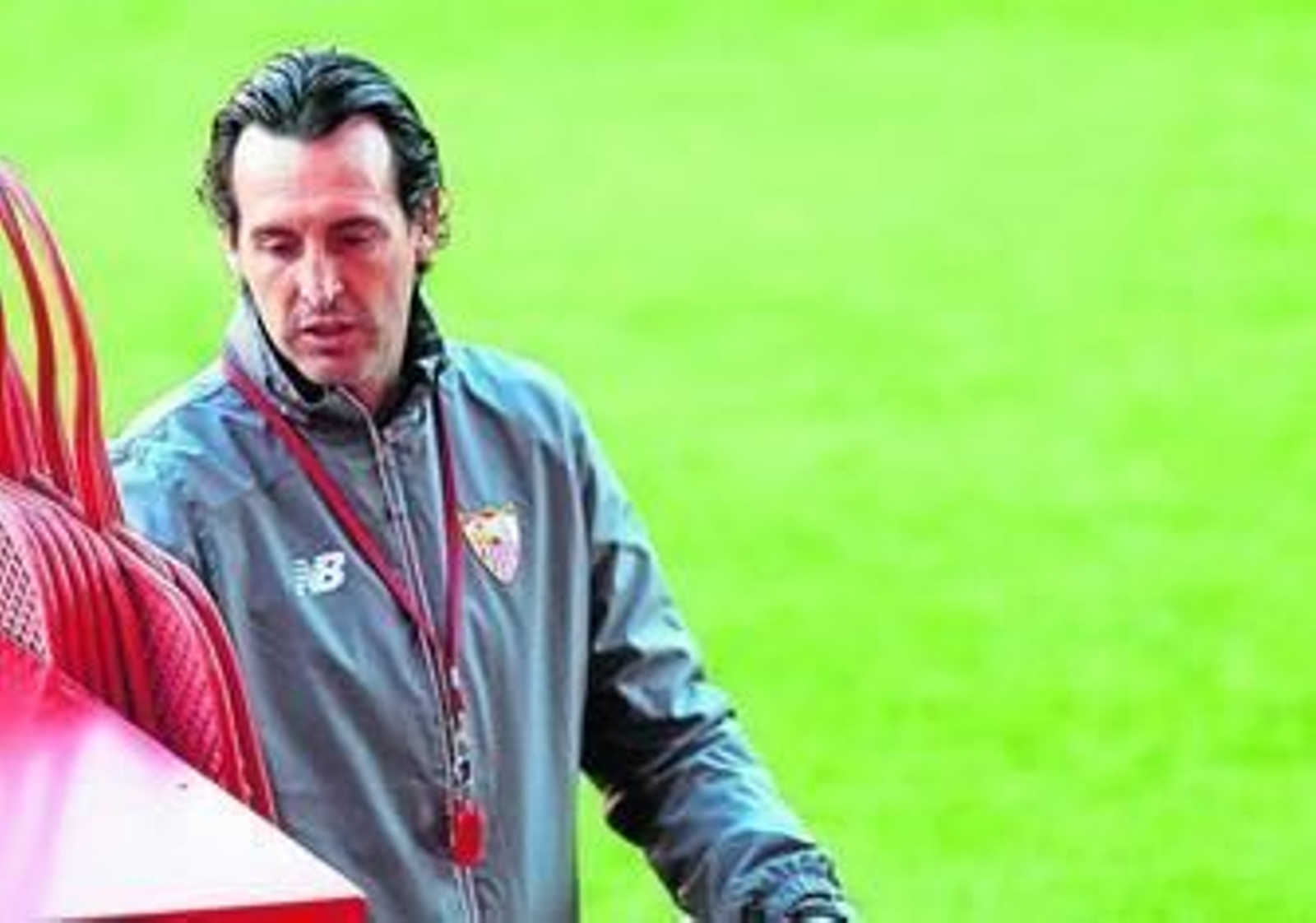 Unai Emery observa los muñecos para realizar barreras en el inicio del entrenamiento a puerta cerrada.