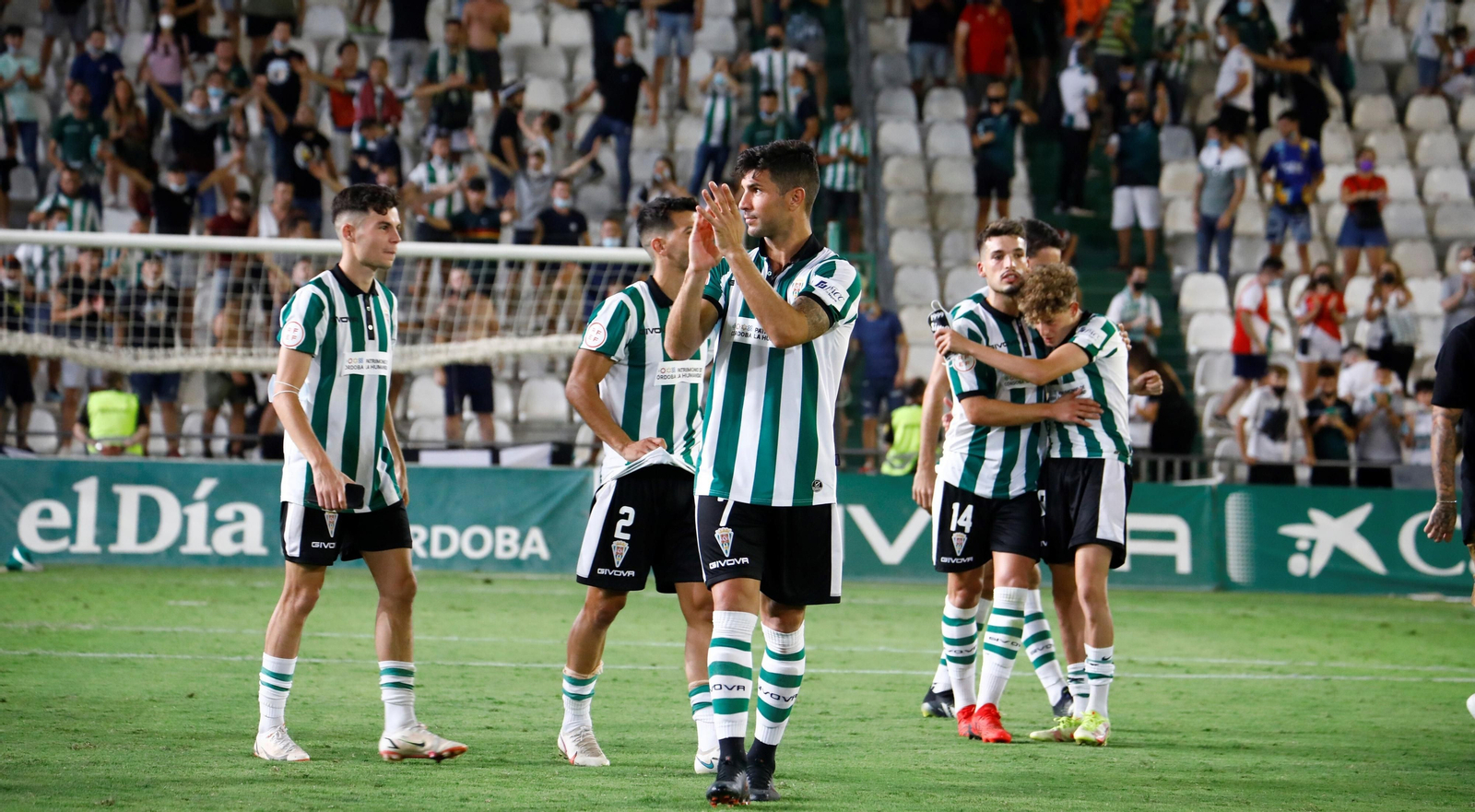 Willy aplaude a la afición del Córdoba CF tras el partido ante el Cádiz B, con sus compañeros abrazándose de fondo. Willy aplaude a la afición del Córdoba CF tras el partido ante el Cádiz B, con sus compañeros abrazándose de fondo.