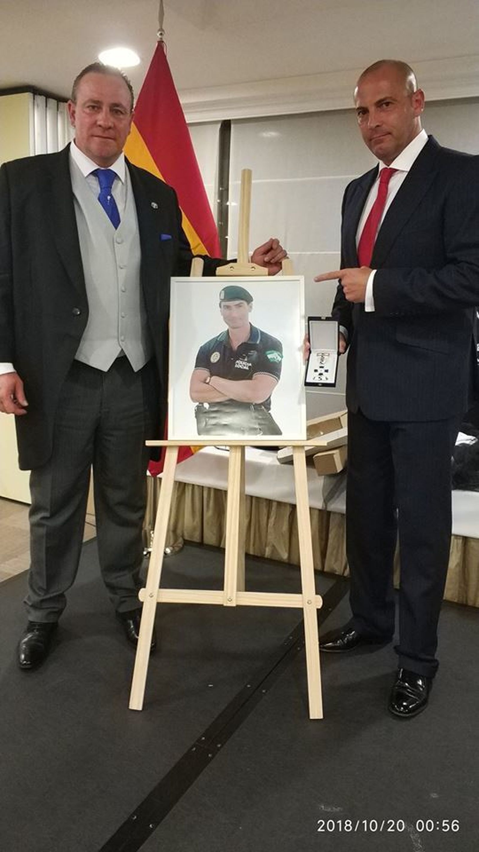 José Carlos Paredes y Ernesto Pérez Vera, junto a una fotografía de Víctor Sánchez