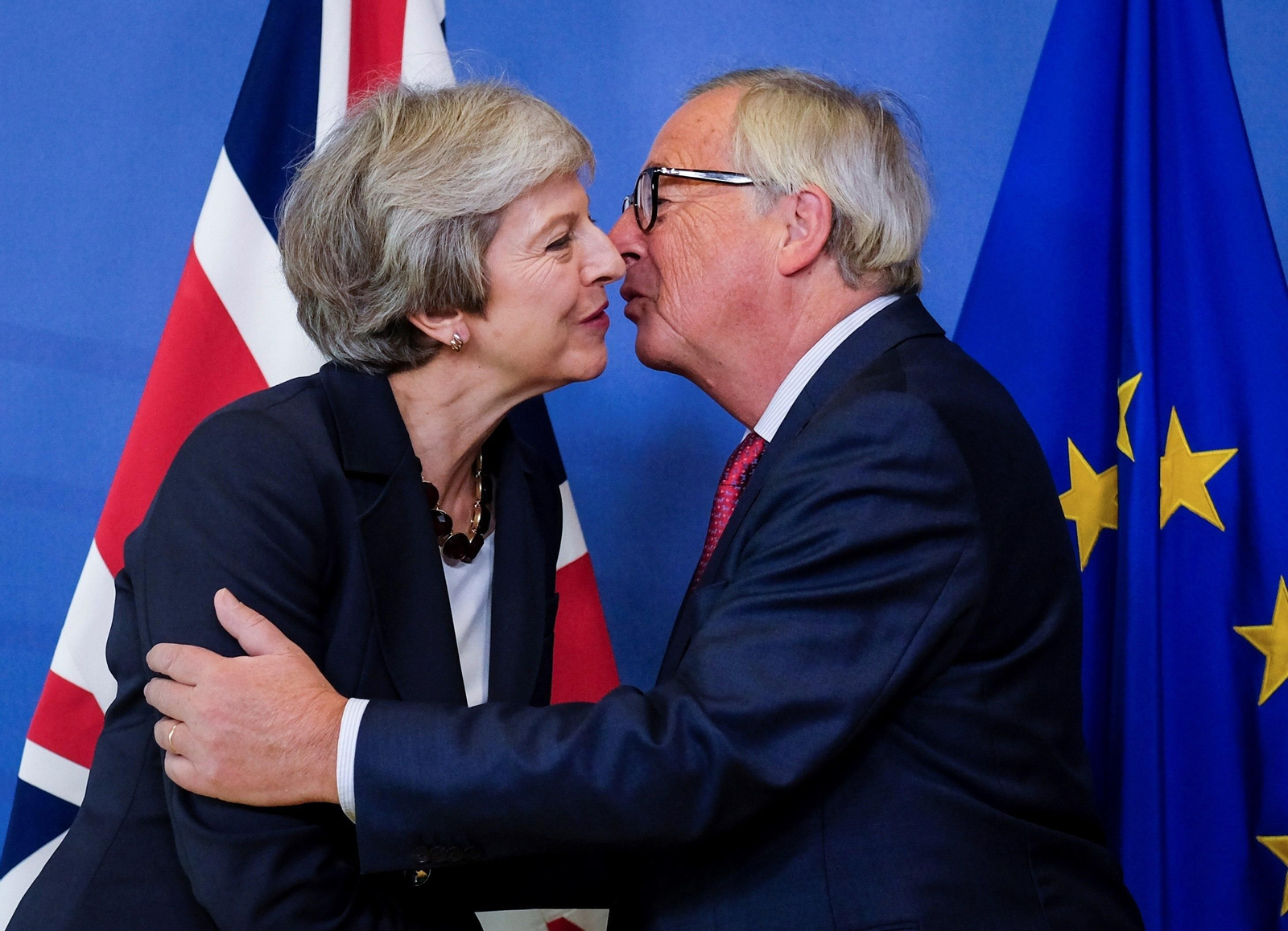 Juncker besa a May a su llegada a Bruselas.