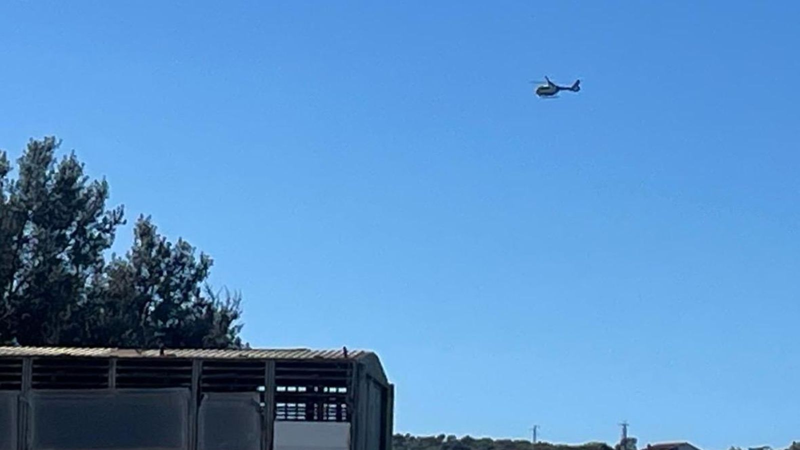 Helicóptero sobrevolando la zona cercana de Santa Olalla.