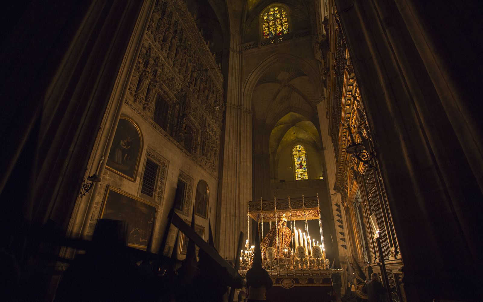 El paso de las hermandades de la Madrugada por la Catedral de Sevilla