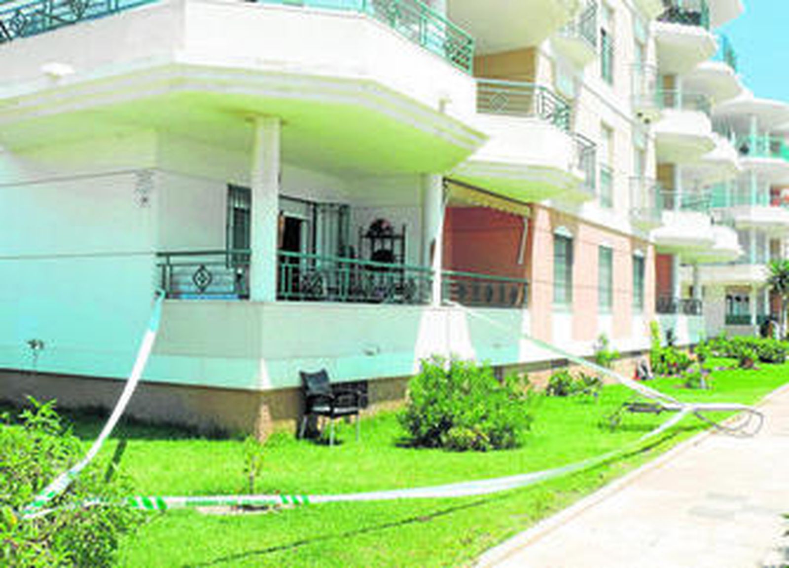 Vivienda de la pareja, en Torrox. Los guardias civiles tuvieron que poner la silla que se ve en la foto para entrar por el balcón.