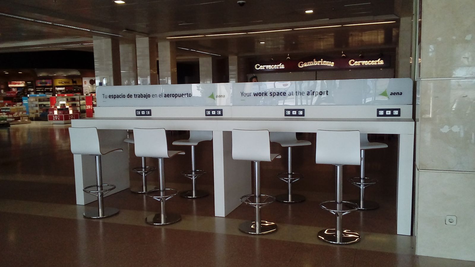 La sala de trabajo ubicada en la terminal de salidas