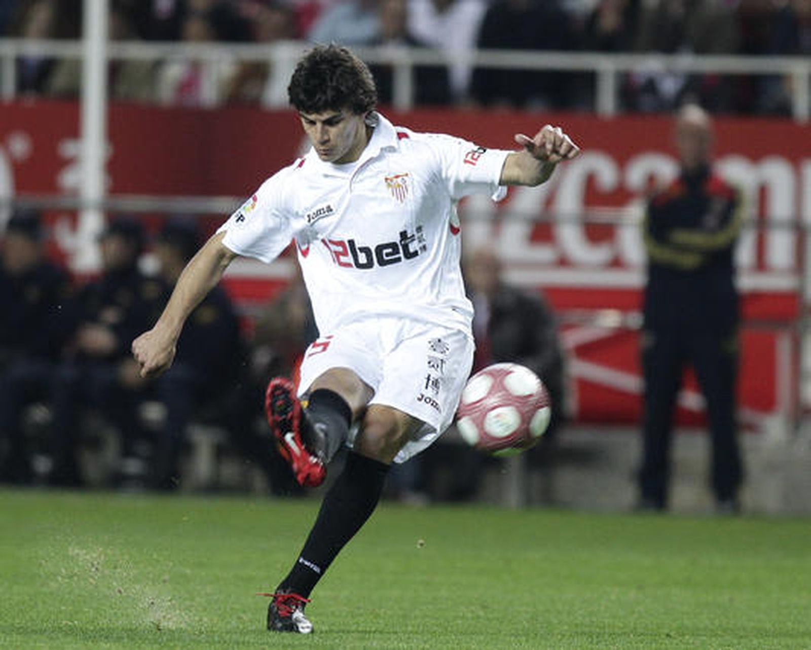 El Sevilla deja escapar otros dos puntos en su casa ante el Dépor y ya acumula 16 puntos perdidos en casa. / Antonio Pizarro