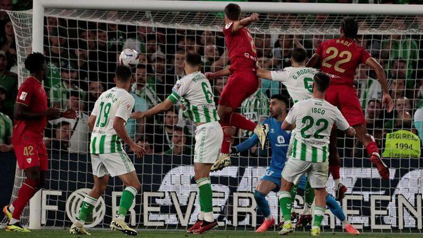 Kike Salas se eleva para marcar el gol del empate sevillista.