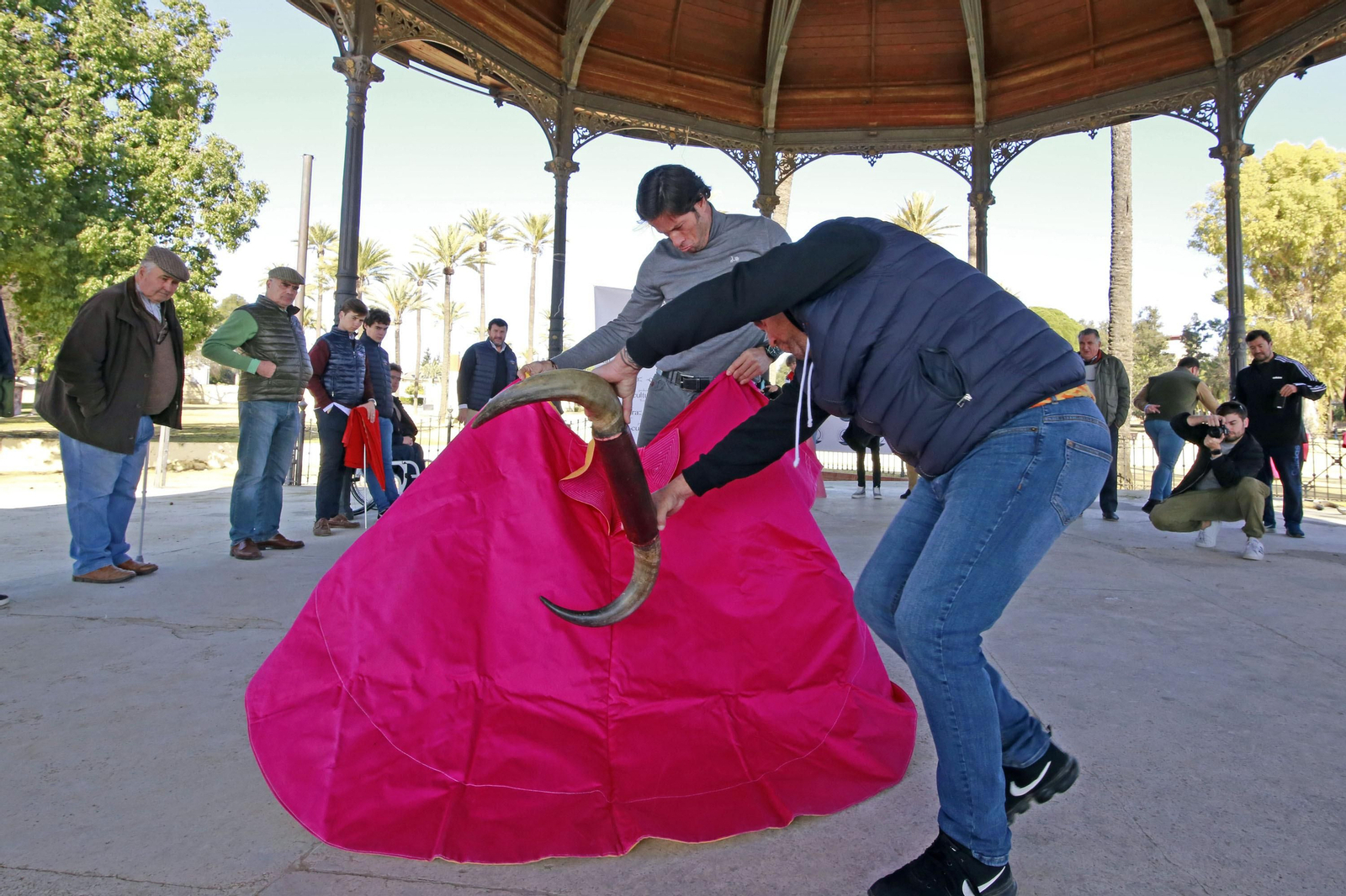 Canales Rivera con los jerezanos de la Asoc. de Antiguos Alumnos de la Escuela Municipal de Tauromaquia de Jerez
