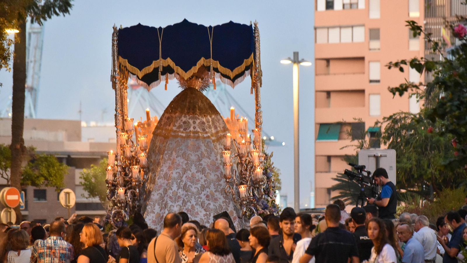 La Magna Mariana de Algeciras por la calle Convento, en imagenes