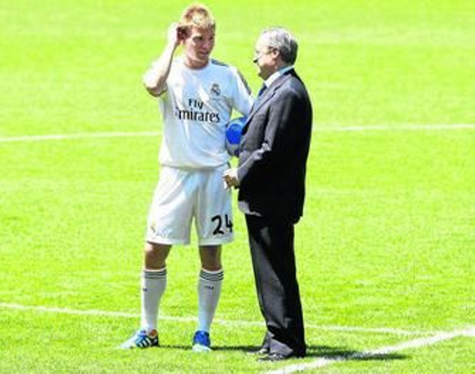 Illarramendi dialoga con Florentino Pérez sobre el césped del Santiago Bernabéu.