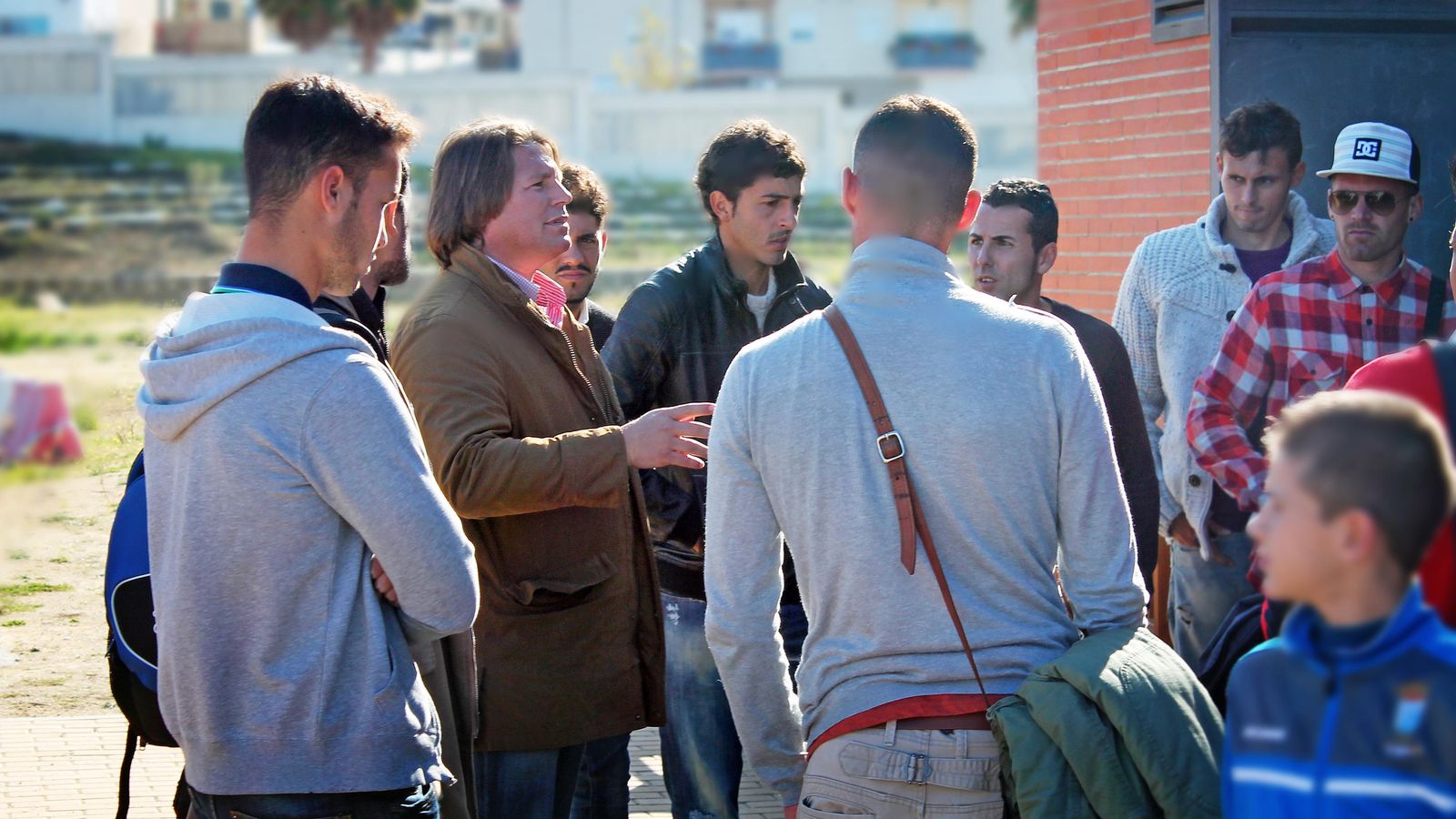 Ricardo García charla en la 13/14 con parte de la plantilla, con cara de pocos amigos.