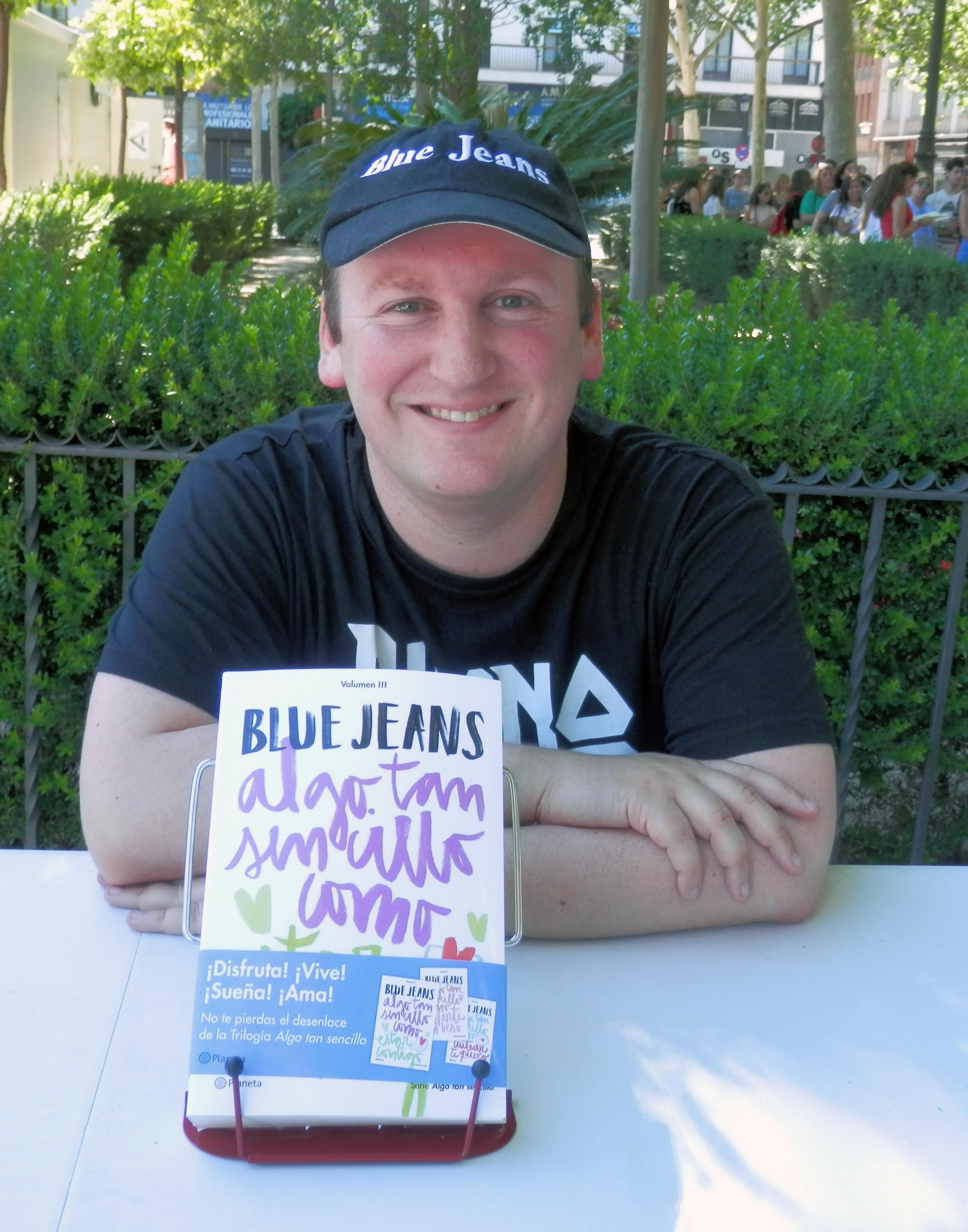 Francisco de Paula Fernández (Sevilla, 1978), alias Blue Jeans, con su libro.