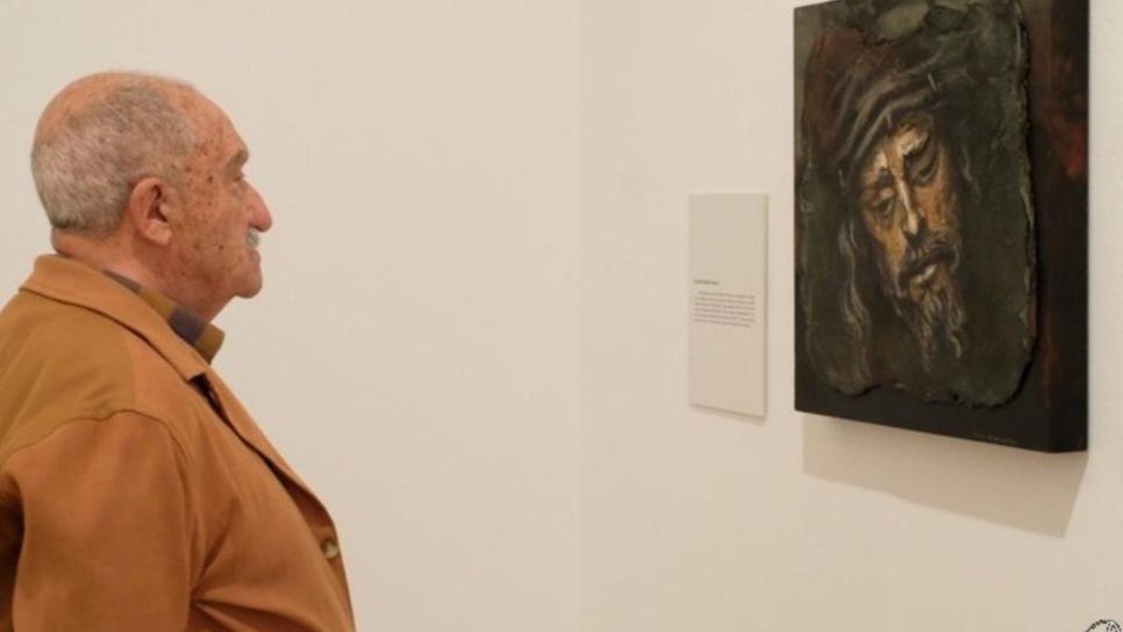 Un visitante observa uno de los cuadros del Gran Poder pintados por Álvarez del Pino.